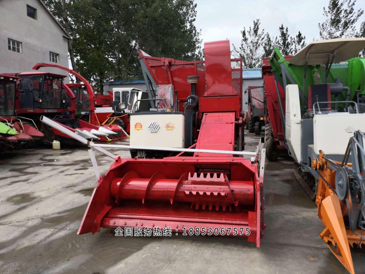 履帶自走式青儲(chǔ)機(jī)